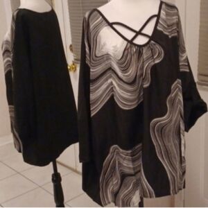 4/$80 New Black & White Swirl Tunic - Size 6X (US24/26)